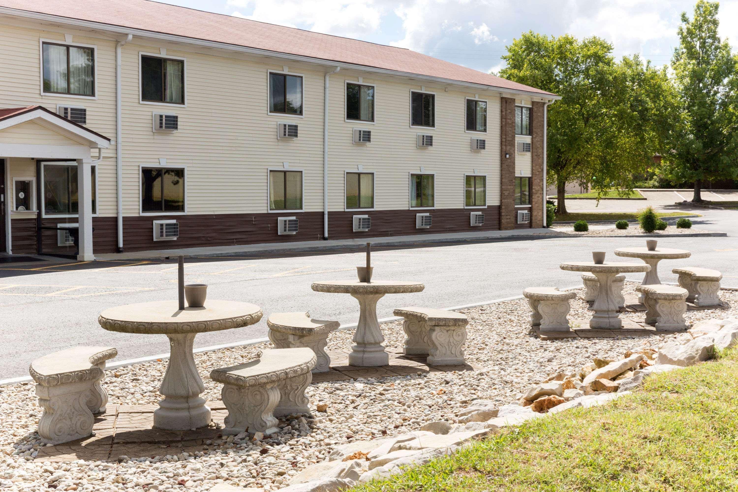 Super 8 By Wyndham Radcliff Ft. Knox Area Hotell Exteriör bild
